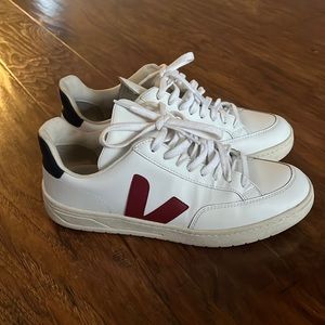 Reposhing Veja! Gorgeous white sneaker.